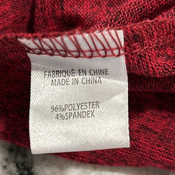 2 Dye 4 Size 3x red top with beautiful accent buttons - Picture 5 of 10